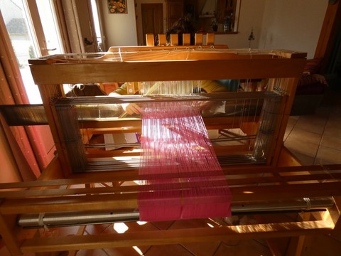 Métier d'Antan: tissage en coton sur métier à tisser à manettes