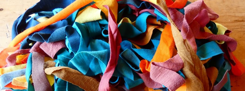 Bandes découpées pour tisser un tapis en t-shirts