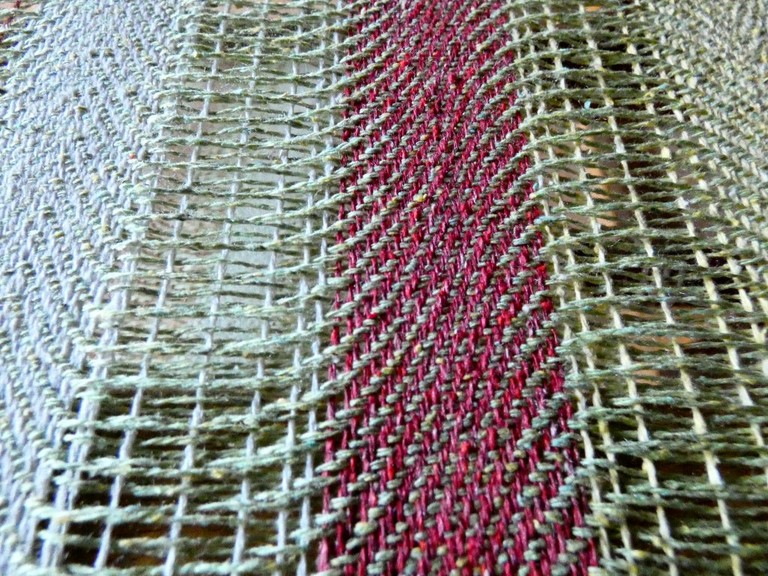 Métier d'Antan: Echarpe tissée en soie sauvageMétier d'Antan: Echarpe tissée en soie sauvage