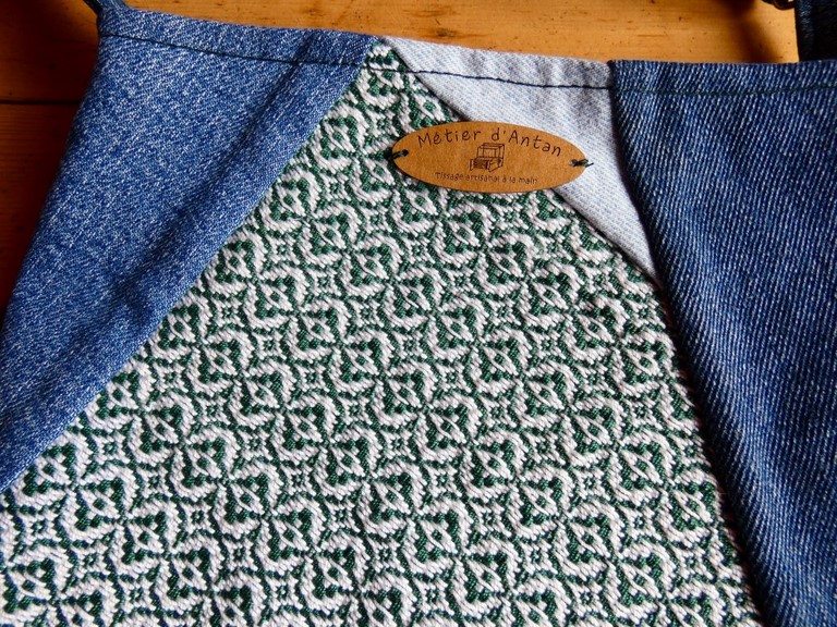 Métier d'antan: Sac tissé avec jeans recyclé