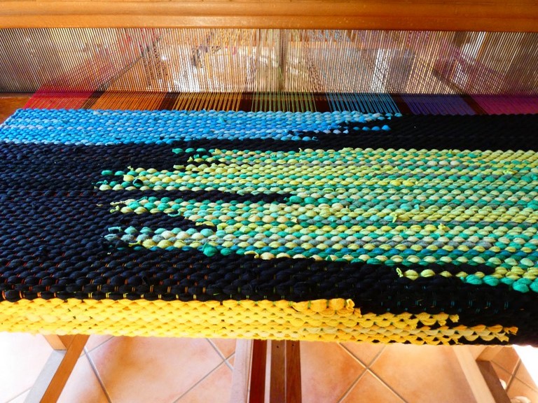 Métier d'Antan: Tapis tissé en t-shirts recyclés