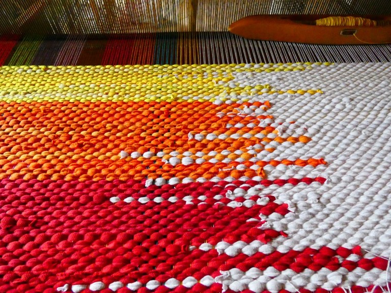 Tapis tissé en t-shirts coton recyclésTapis tissé en t-shirts coton recyclés Métier d'Antan: Tapis tissé en t-shirts recyclés