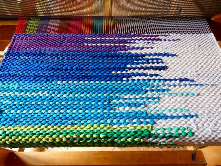 Tapis tissé en t-shirts coton recyclésTapis tissé en t-shirts coton recyclés Métier d'Antan: Tapis tissé en t-shirts recyclés