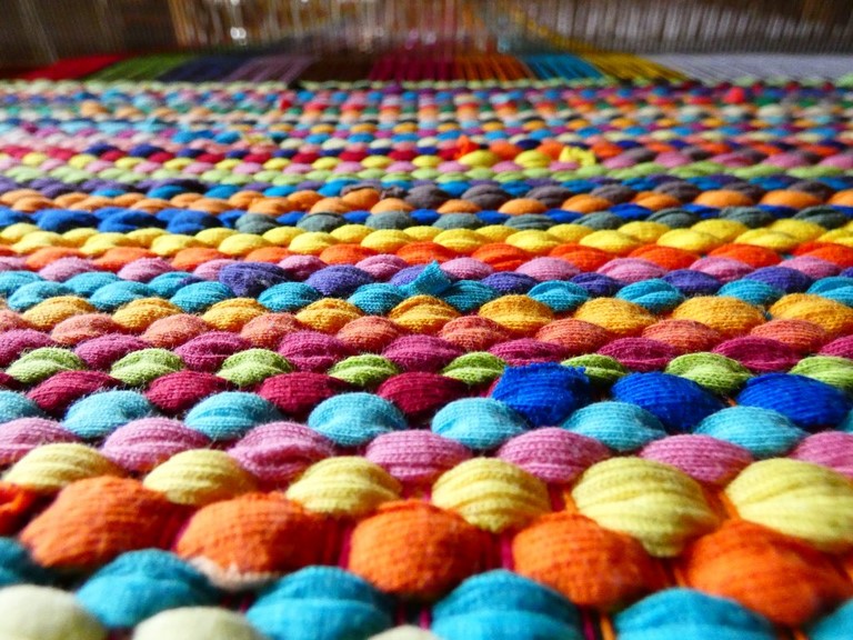 Métier d'Antan: Tapis tissé en t-shirts recyclés