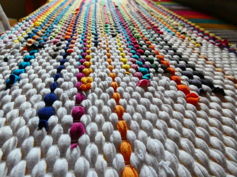 Métier d'Antan: Tapis tissé en t-shirts recyclés