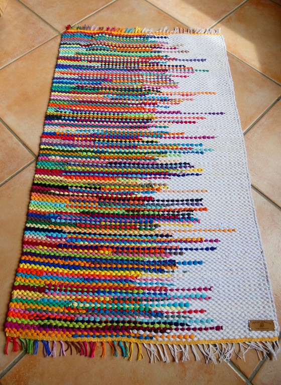 Métier d'Antan: Tapis tissé en t-shirts recyclés