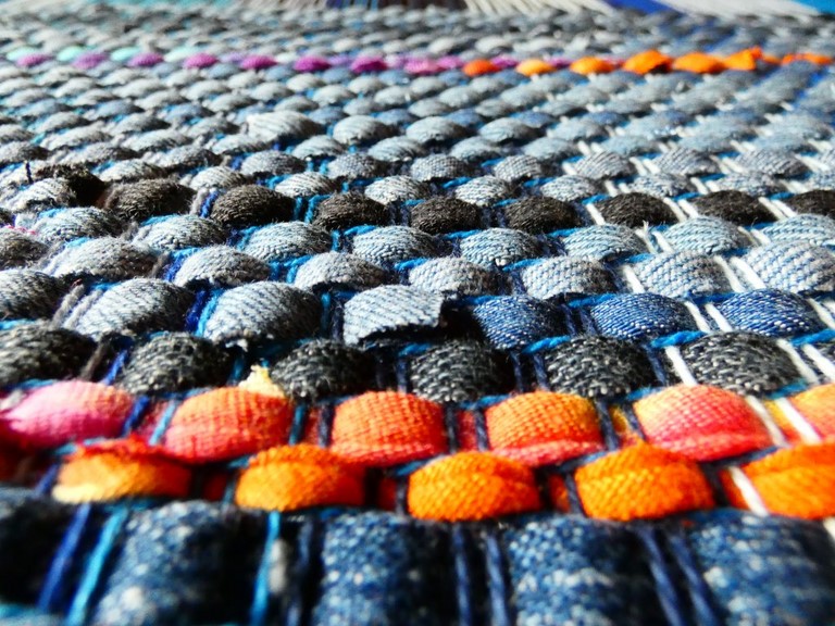 Métier d'Antan: Tapis tissé en jeans recyclés