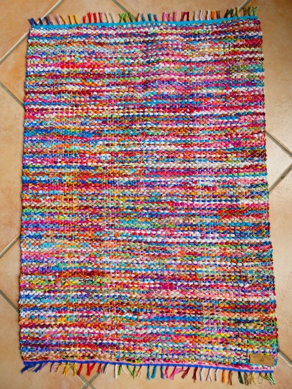 Métier d'Antan: Tapis tissé avec des robes recyclées