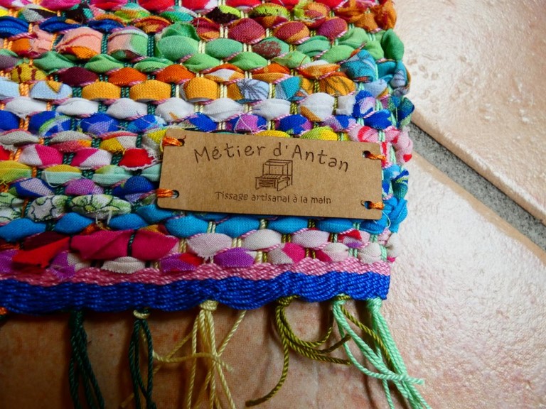 Métier d'Antan: Tapis tissé avec des robes recyclées