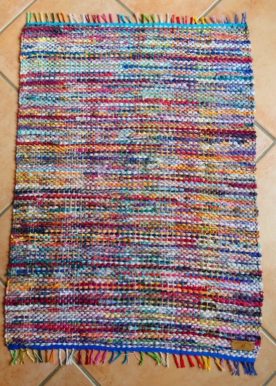Métier d'Antan: Tapis tissé avec des robes recyclées