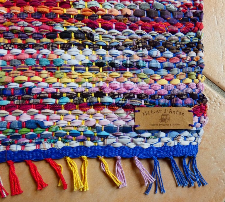 Métier d'Antan: Tapis tissé avec des chemises recyclées