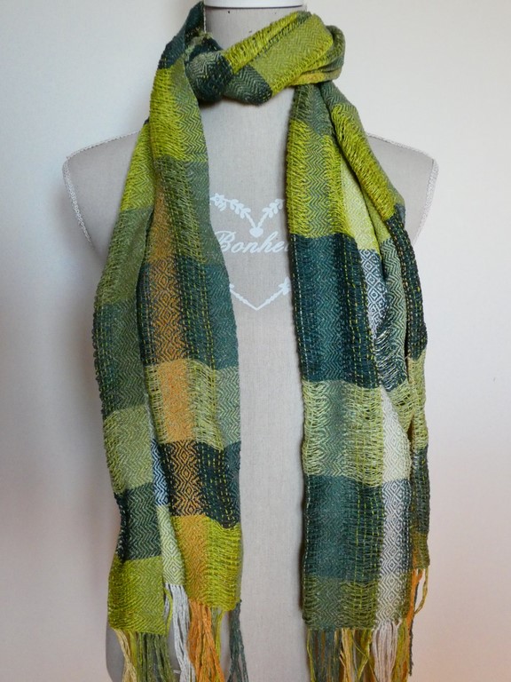 Métier d'Antan: Echarpe tissée en soie sauvageMétier d'Antan: Echarpe tissée en soie sauvage