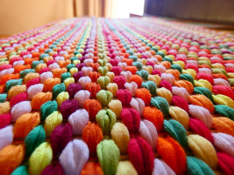 Métier d'Antan: Tapis tissé en t-shirts recyclés