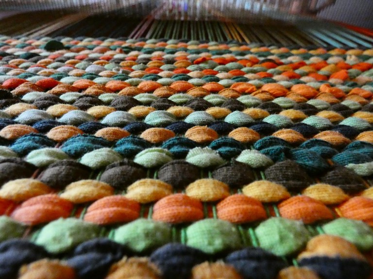 Métier d'Antan: Tapis tissé en t-shirts recyclés