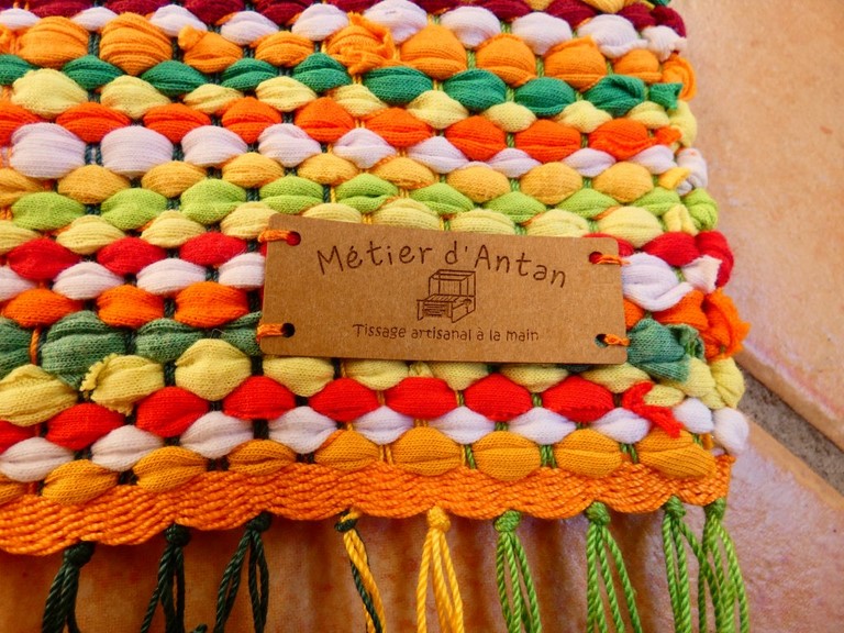 Métier d'Antan: Tapis tissé en t-shirts recyclés