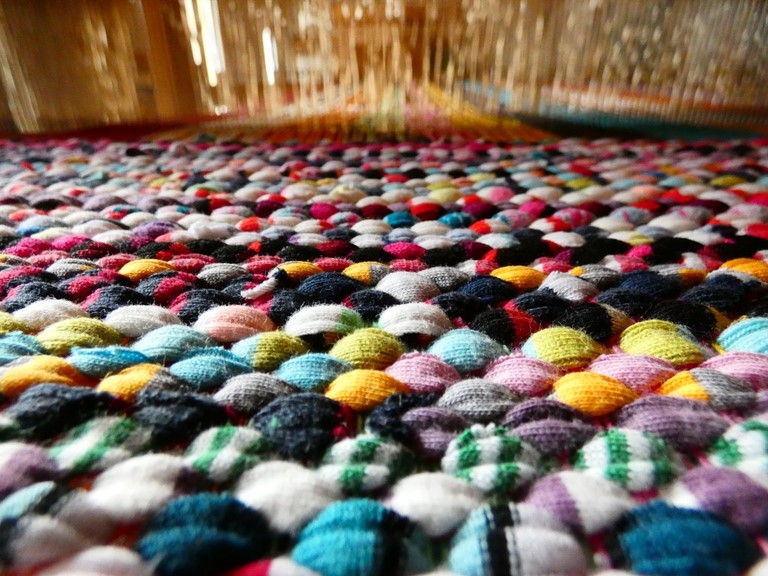 Métier d'Antan: Tapis tissé en t-shirts recyclés