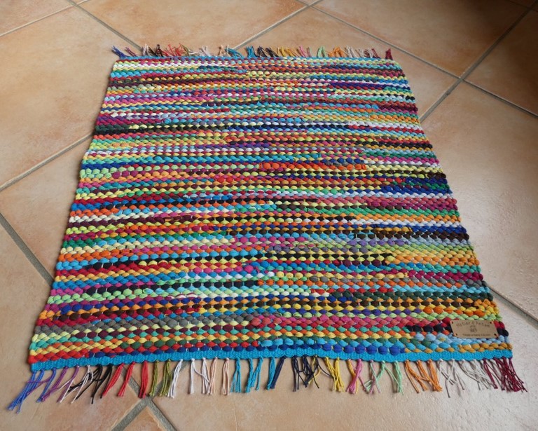 Tapis tissé en t-shirts coton recyclésTapis tissé en t-shirts coton recyclés Métier d'Antan: Tapis tissé en t-shirts recyclés