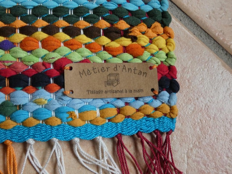 Tapis tissé en t-shirts coton recyclésTapis tissé en t-shirts coton recyclés Métier d'Antan: Tapis tissé en t-shirts recyclés