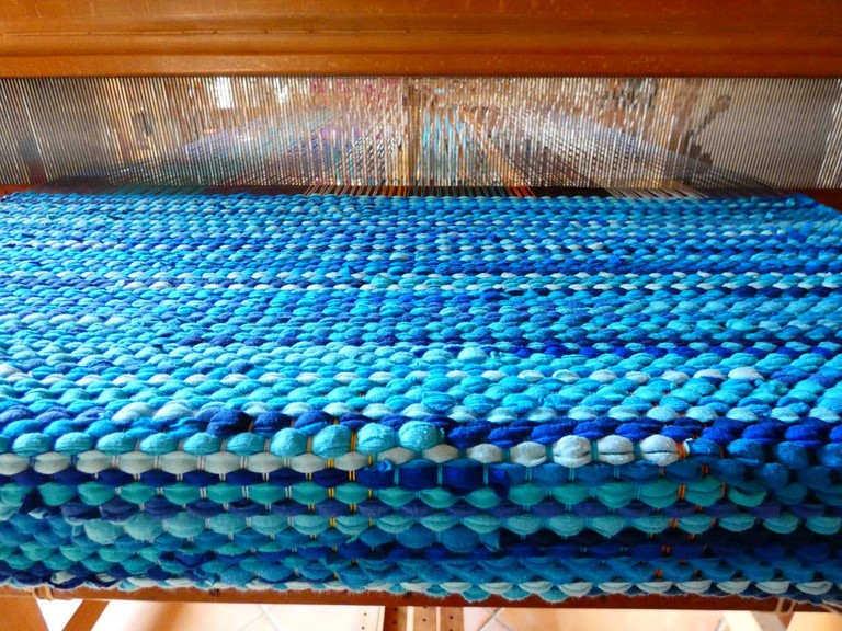 Métier d'Antan: Tapis tissé en t-shirts recyclés