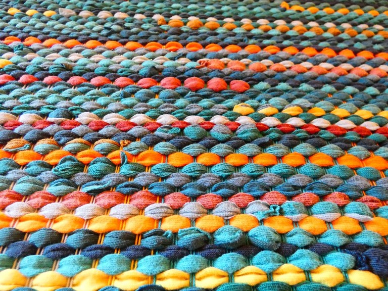 Métier d'Antan: Tapis tissé en t-shirts recyclés
