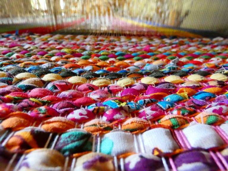 Tapis tissé avec des robes recyclées Métier d'Antan: Tapis tissé avec des robes recyclées