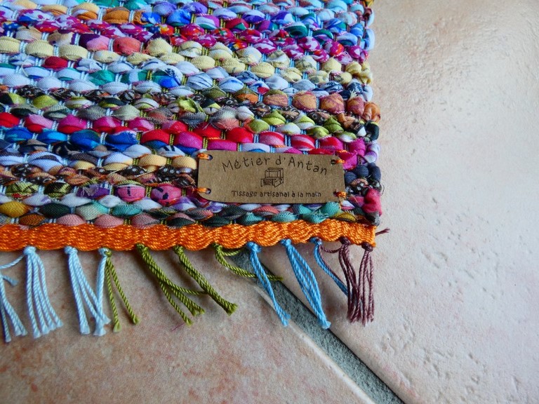 Tapis tissé avec des robes recyclées Métier d'Antan: Tapis tissé avec des robes recycléesMétier d'Antan: Tapis tissé avec des robes recyclées