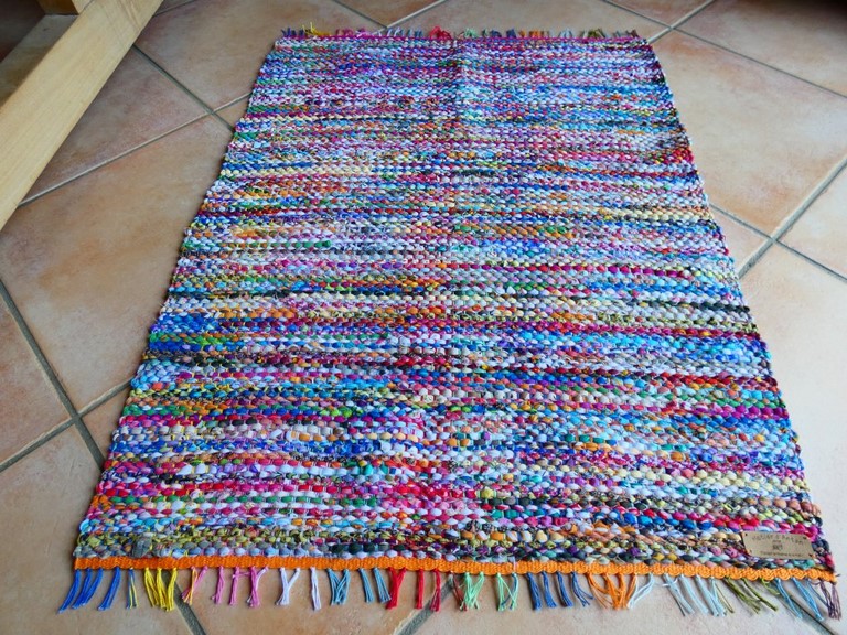 Tapis tissé avec des robes recyclées Métier d'Antan: Tapis tissé avec des robes recyclées