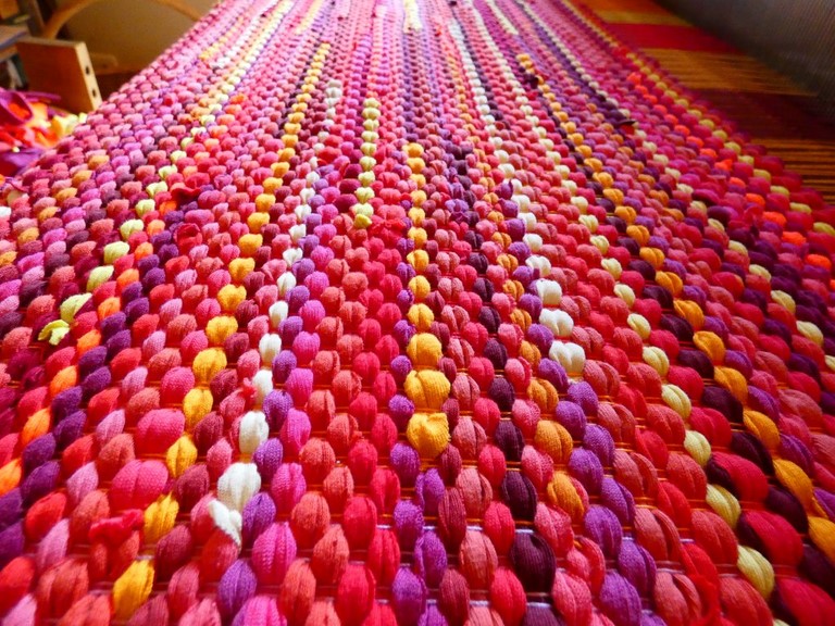 Tapis tissé en t-shirts coton recyclésTapis tissé en t-shirts coton recyclés Métier d'Antan: Tapis tissé en t-shirts recyclés
